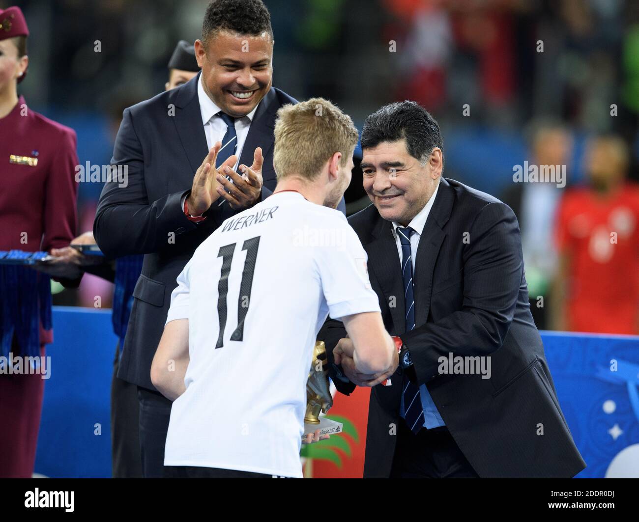 San Pietroburgo, Russland. 02 luglio 2017. Diego Maradona presenta Timo Werner (Germania) con il trofeo/scarpa d'oro. Back: Ronaldo (Brasile) GES/Soccer/Confed Cup 2017: Finale: Cile - Germania, San Pietroburgo, Russia, 02.07.2017 Calcio: Confed Cup 2017: Finale: Cile - Germania, San Pietroburgo, Russia, 2 luglio 2017 | Use worldwide Credit: dpa/Alamy Live News Foto Stock