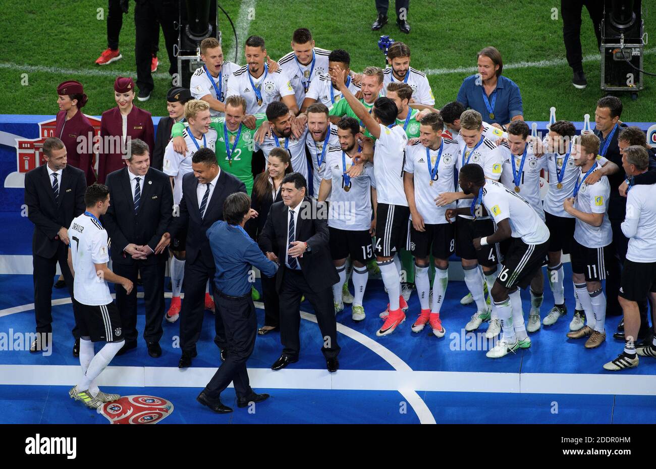 Cerimonia di premiazione della squadra tedesca con Diego Armando Maradona (in basso al centro) e Ronaldo (Brasile) al coach nazionale Joachim Jogi Loew (Germania), foto della squadra, foto della squadra, foto della squadra. GES/Calcio/Coppa Confed 2017: Finale: Cile - Germania, San Pietroburgo, Russia, 02.07.2017 Calcio: Coppa Confed 2017: Finale: Cile - Germania, San Pietroburgo, Russia, 2 luglio 2017 | utilizzo in tutto il mondo Foto Stock