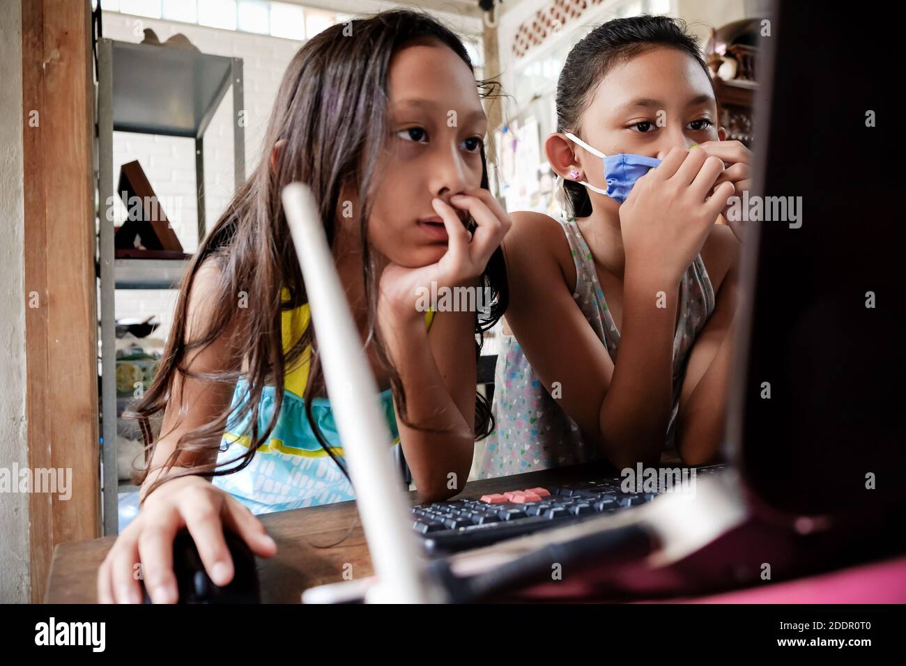 Southeast Asian Teenage Girls School Student Using laptop Studing Online Insieme a casa durante Covid-19 Pandemic Foto Stock