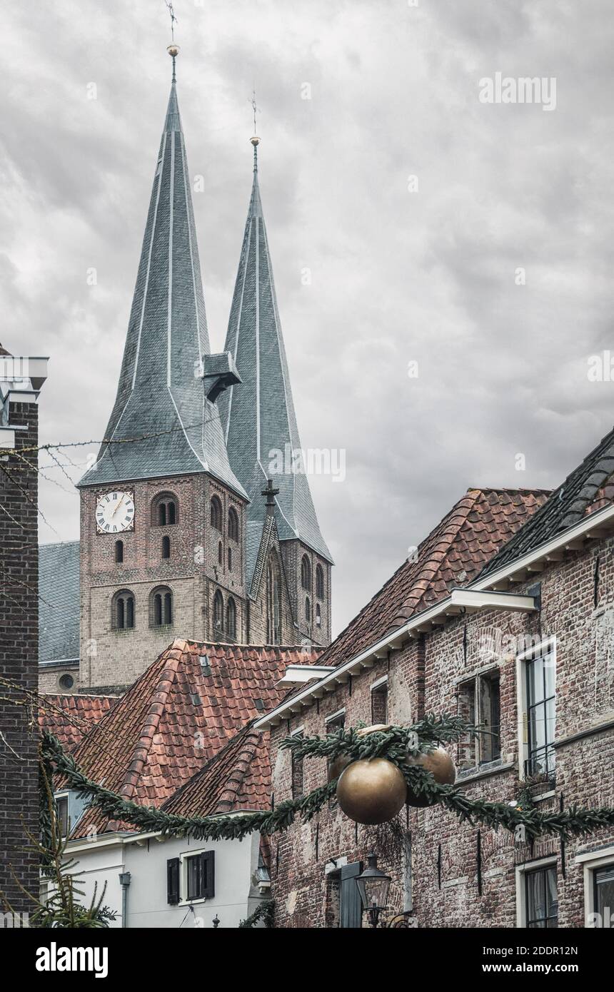 Le torri di De Sint Nicolaaskerk o Bergkerk in Deventer In origine è una basilica a croce romanica Foto Stock