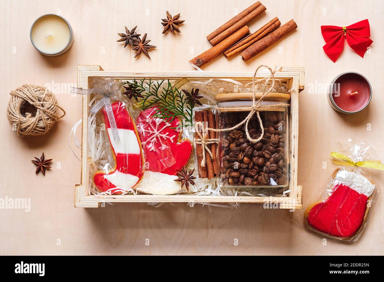 Pacchetto di cura, confezione regalo di stagione con caffè, pan di zenzero e cannella cestino ecologico personalizzato per la famiglia, amici per il ringraziamento, natale Foto Stock