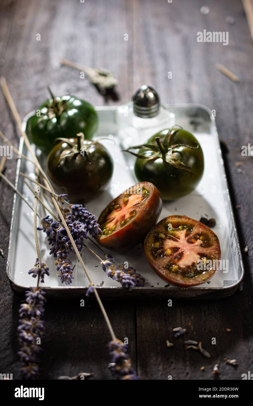 Dolce insalata di pomodoro.cibo sano e drink.Delicious verdura.tavolo di legno. Foto Stock