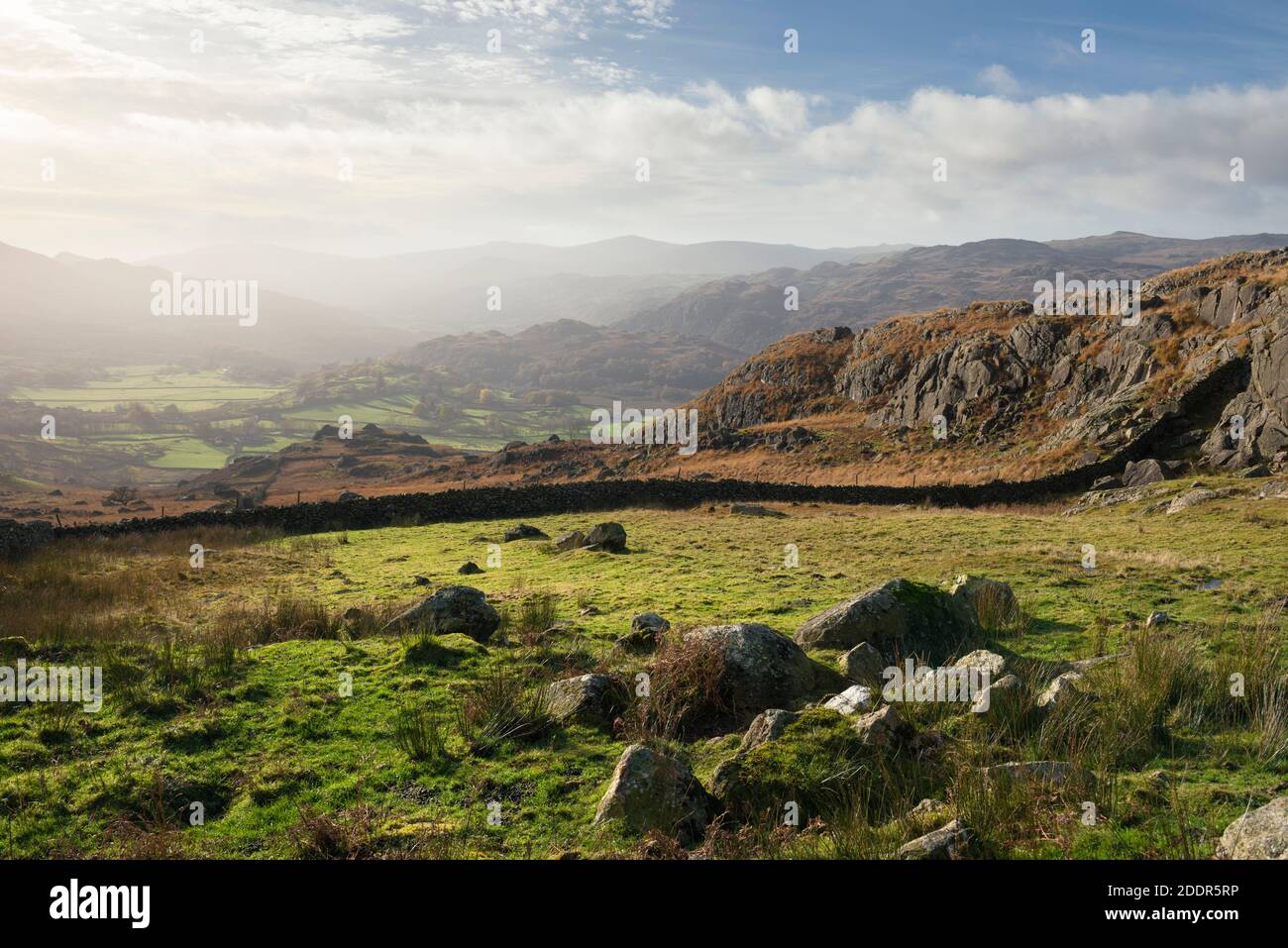Vista autunnale sulla valle di Duddon da Tongue House High Close nel Lake District National Park, Cumbria, Inghilterra. Foto Stock
