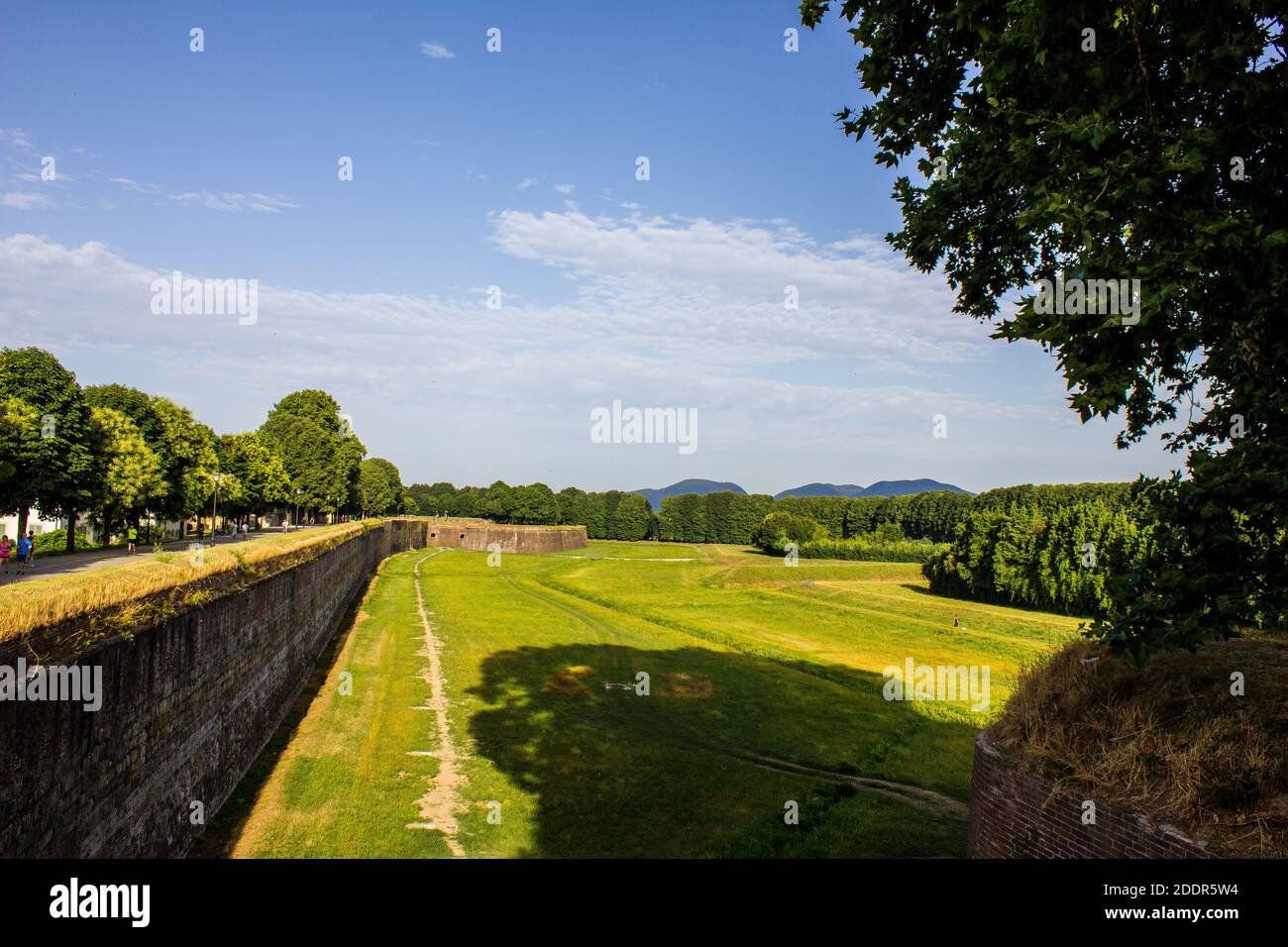 Lucca, Italia - 9 luglio 2017: Vista dalle Mura della Città in una giornata estiva Foto Stock