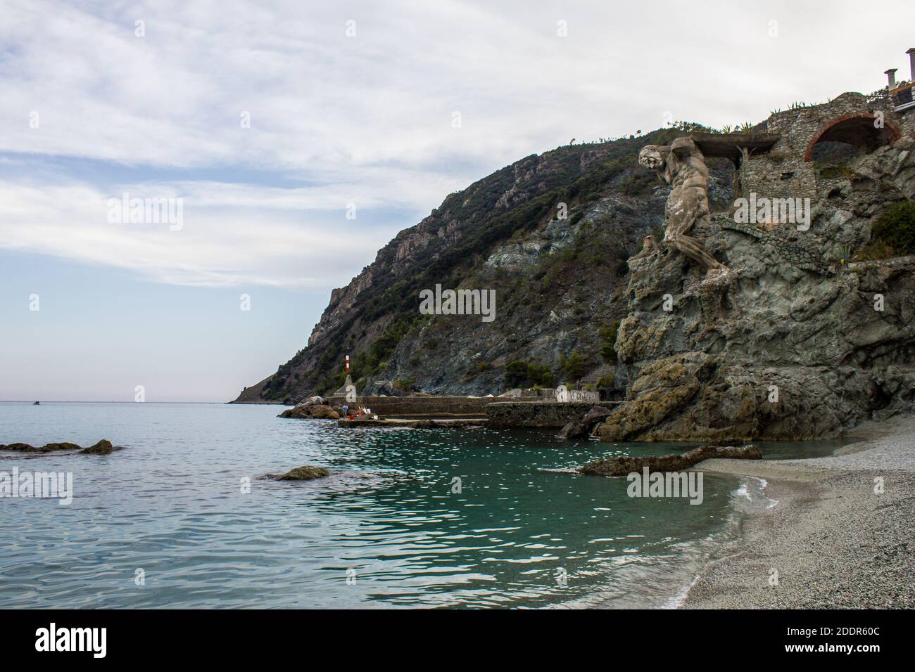 Monterosso al Mare, Italia - 8 luglio 2017: Vista della statua del Gigante sulla spiaggia di Fegina in un giorno d'estate Foto Stock