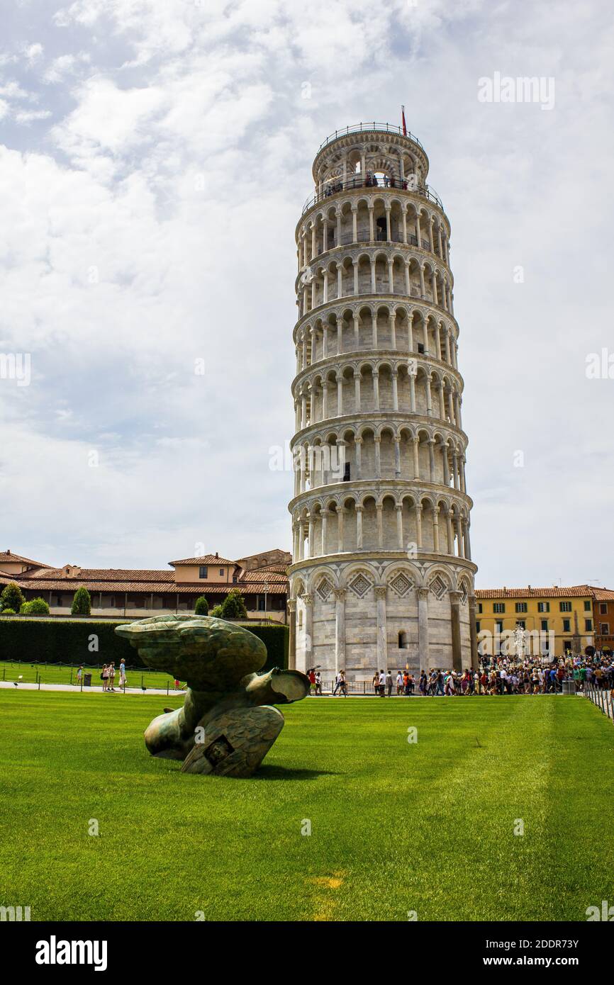 Pisa, Italia - 9 luglio 2017: Veduta di una statua dell'Angelo caduto con turisti e Torre Pendente di Pisa sullo sfondo in Piazza dei Miracoli Foto Stock