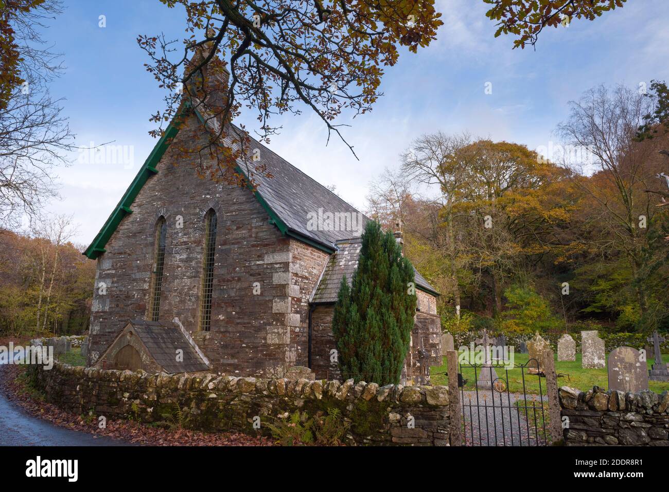 Chiesa della Santissima Trinità a Seathwaite nella valle di Duddon nel Lake District National Park, Cumbria, Inghilterra. Foto Stock