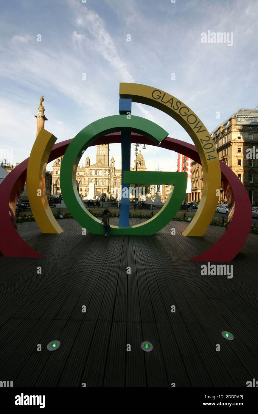 George Square, Glasgow, Scozia, Regno Unito 2014. Commonwealth Games Symbol Logo nel centro della città . I XX Giochi del Commonwealth si sono tenuti a Glasgow tra il 23 luglio e il 3 agosto 2014. È stato il più grande evento multisport e culturale mai tenuto in Scozia. Hanno preso parte circa 7.000 atleti e ufficiali di squadra, che rappresentano 71 nazioni e territori da tutto il Commonwealth. Il logo è stato progettato da Marque, agenzia di design con sede a Glasgow e, secondo i rapporti, si dice che abbia un costo di £ 95.000. Il design si basa sui numeri associati ai giochi. Foto Stock