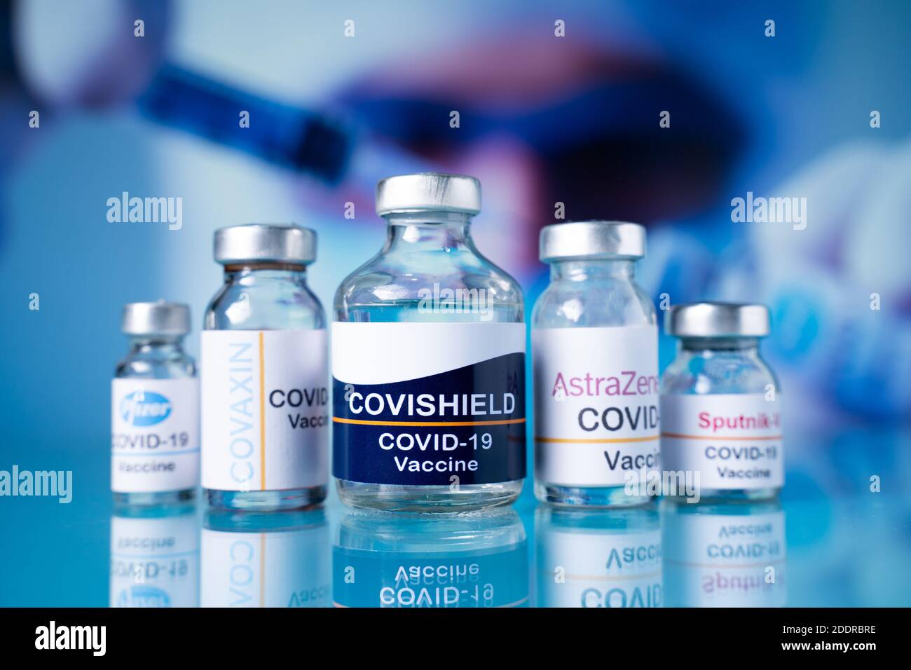 Maski, India - Nov 25,2020 : diversi tipi di vaccini per il coronavirus Covid-19 per la protezione contro malattie o pandemie. Foto Stock