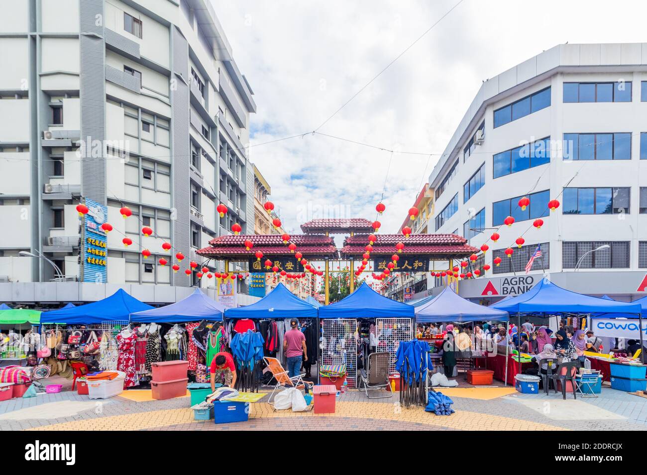 Vivace Gaya Street Domenica mercato a Kota Kinabalu, Malesia Foto Stock