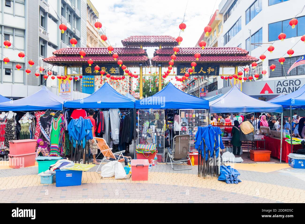 Vivace Gaya Street Domenica mercato a Kota Kinabalu, Malesia Foto Stock