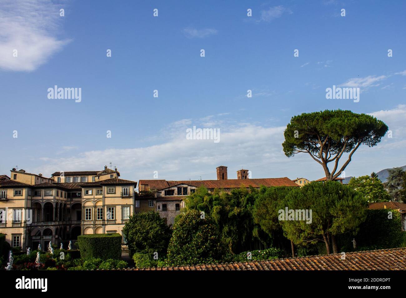 Lucca, Italia - 9 luglio 2017: Vista del Palazzo Pfanner e del Giardino dalle Mura cittadine Foto Stock