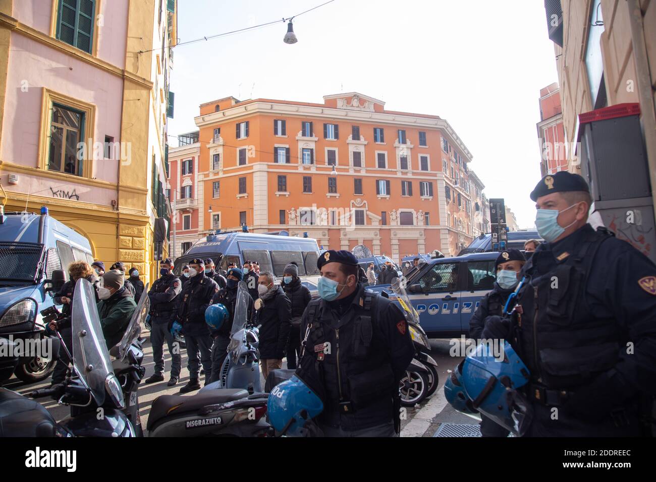 Roma, Italia. 25 Nov 2020. (11/25/2020) Sit-in per protestare contro lo sfratto del Palazzo del Cinema in Piazza dei Sanniti a Roma (Foto di Matteo Nardone/Pacific Press/Sipa USA) Credit: Sipa USA/Alamy Live News Foto Stock