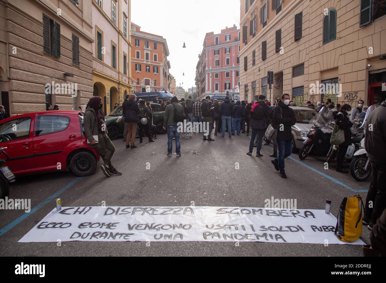 Roma, Italia. 25 Nov 2020. (11/25/2020) Sit-in per protestare contro lo sfratto del Palazzo del Cinema in Piazza dei Sanniti a Roma (Foto di Matteo Nardone/Pacific Press/Sipa USA) Credit: Sipa USA/Alamy Live News Foto Stock