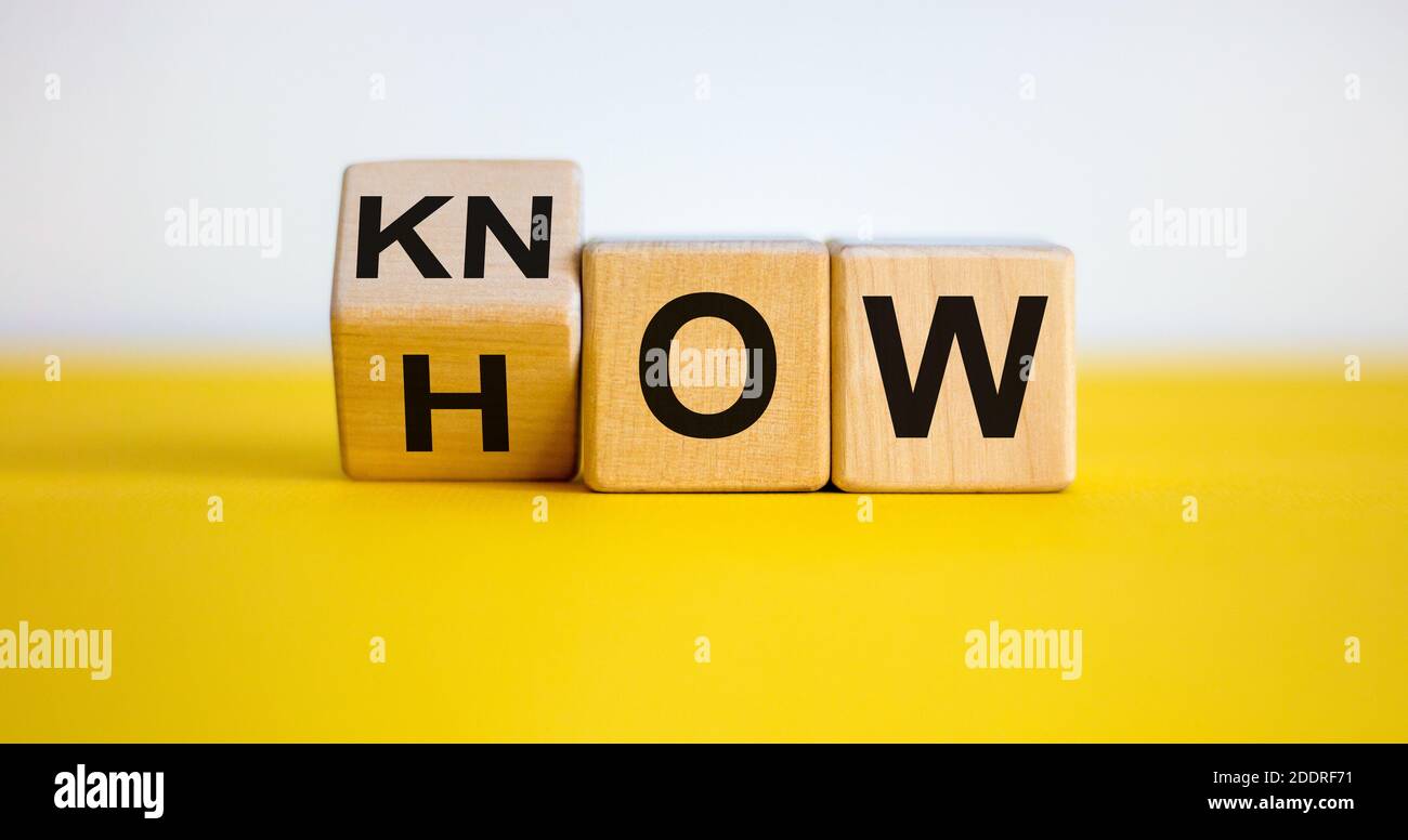 Know how e concetto aziendale. Ha trasformato il cubo e ha cambiato la parola 'come' in 'sapere'. Bel tavolo giallo, sfondo bianco. Spazio di copia. Foto Stock