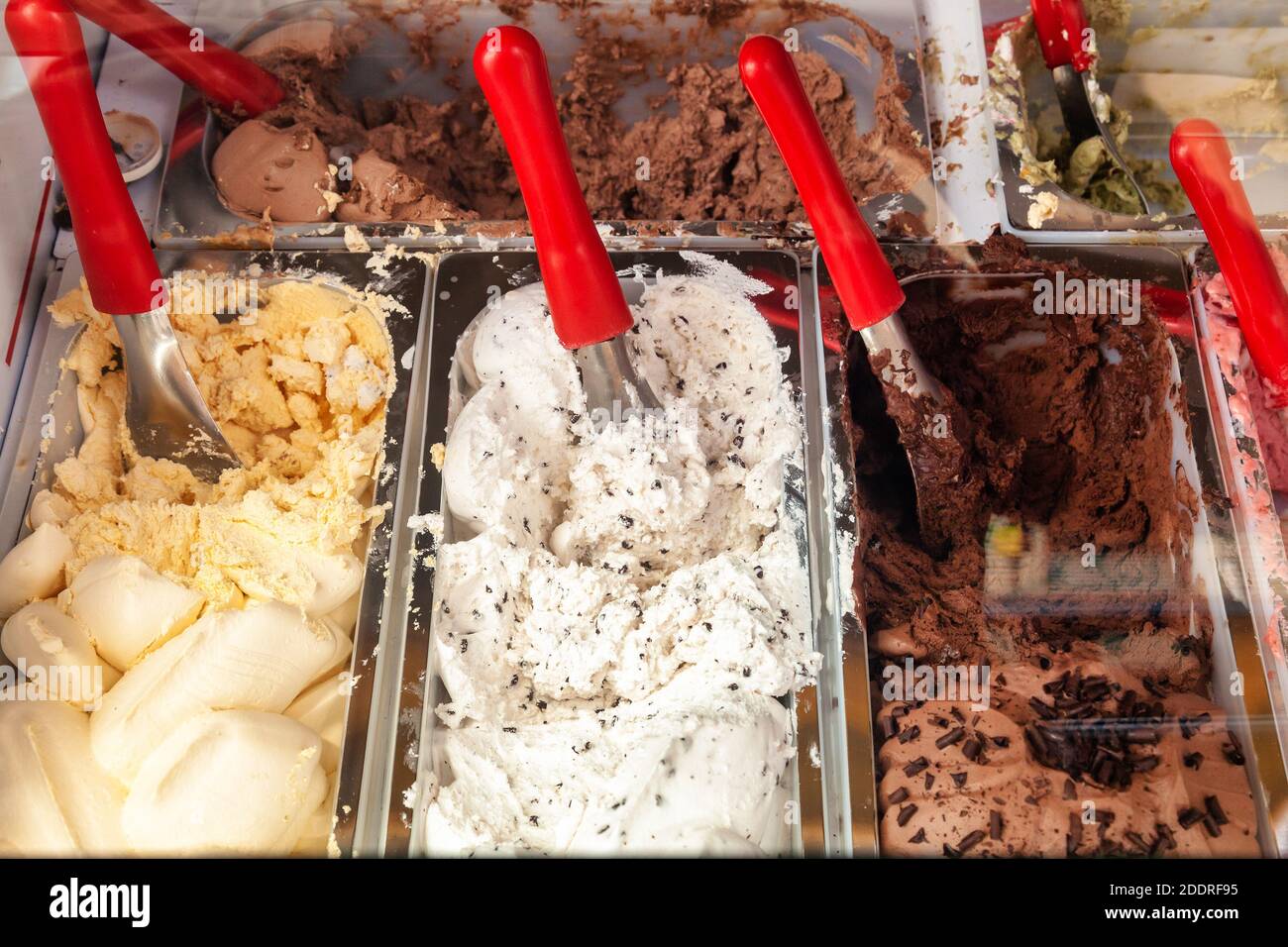 Vari gusti di gelato (gelato italiano) In vendita in un negozio di dessert a Roma Foto Stock