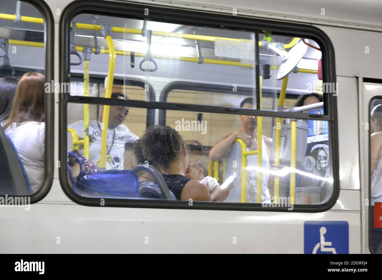Finestra dell'autobus, con passeggeri all'interno, uomini e donne, senza maschera, senza protezione, In fermata dell'autobus, foto notturna, Brasile, Sud America Foto Stock