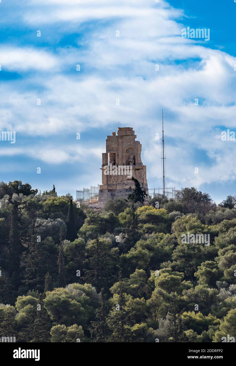 Philopappos Monumento sulla cima della collina di Filopapou, blu cielo nuvoloso sfondo. Atene, Grecia, Foto Stock