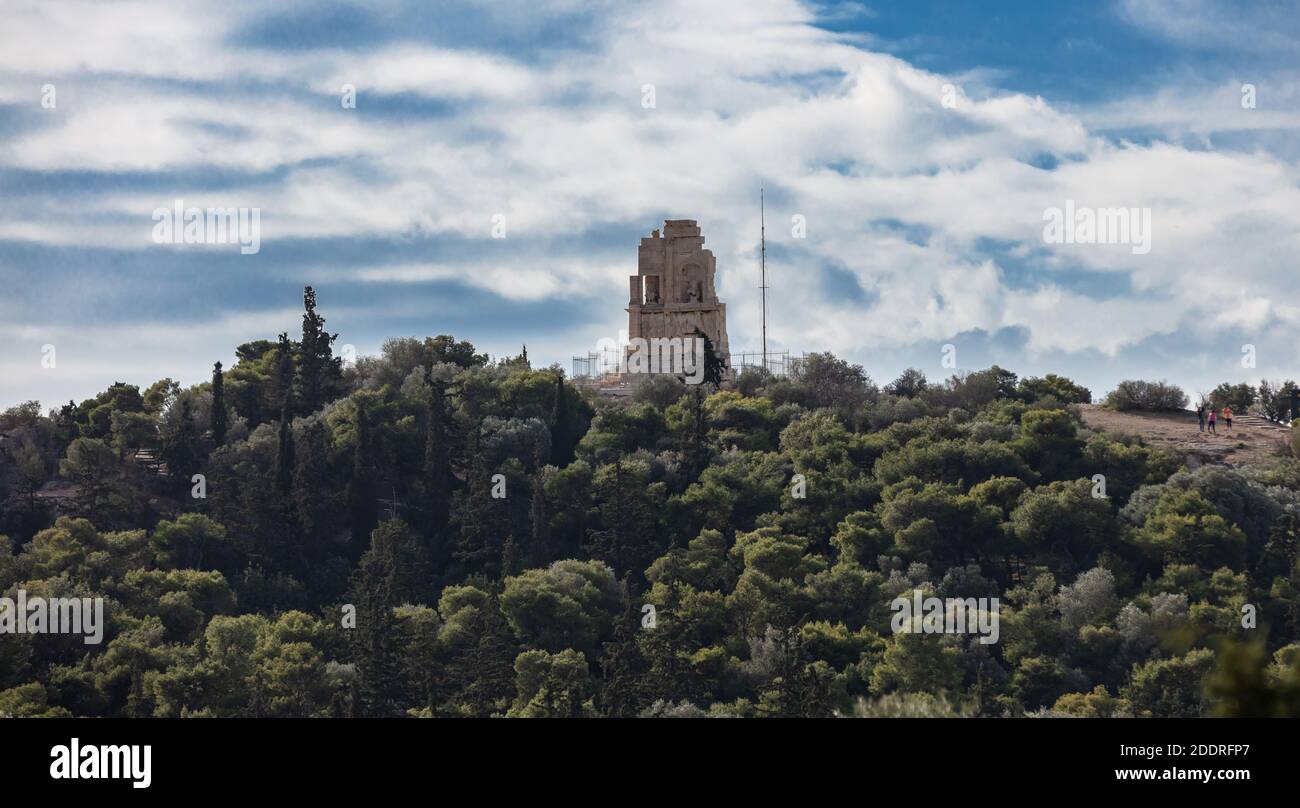 Philopappos Monumento sulla cima della collina di Filopapou, blu cielo nuvoloso sfondo. Atene, Grecia, Foto Stock