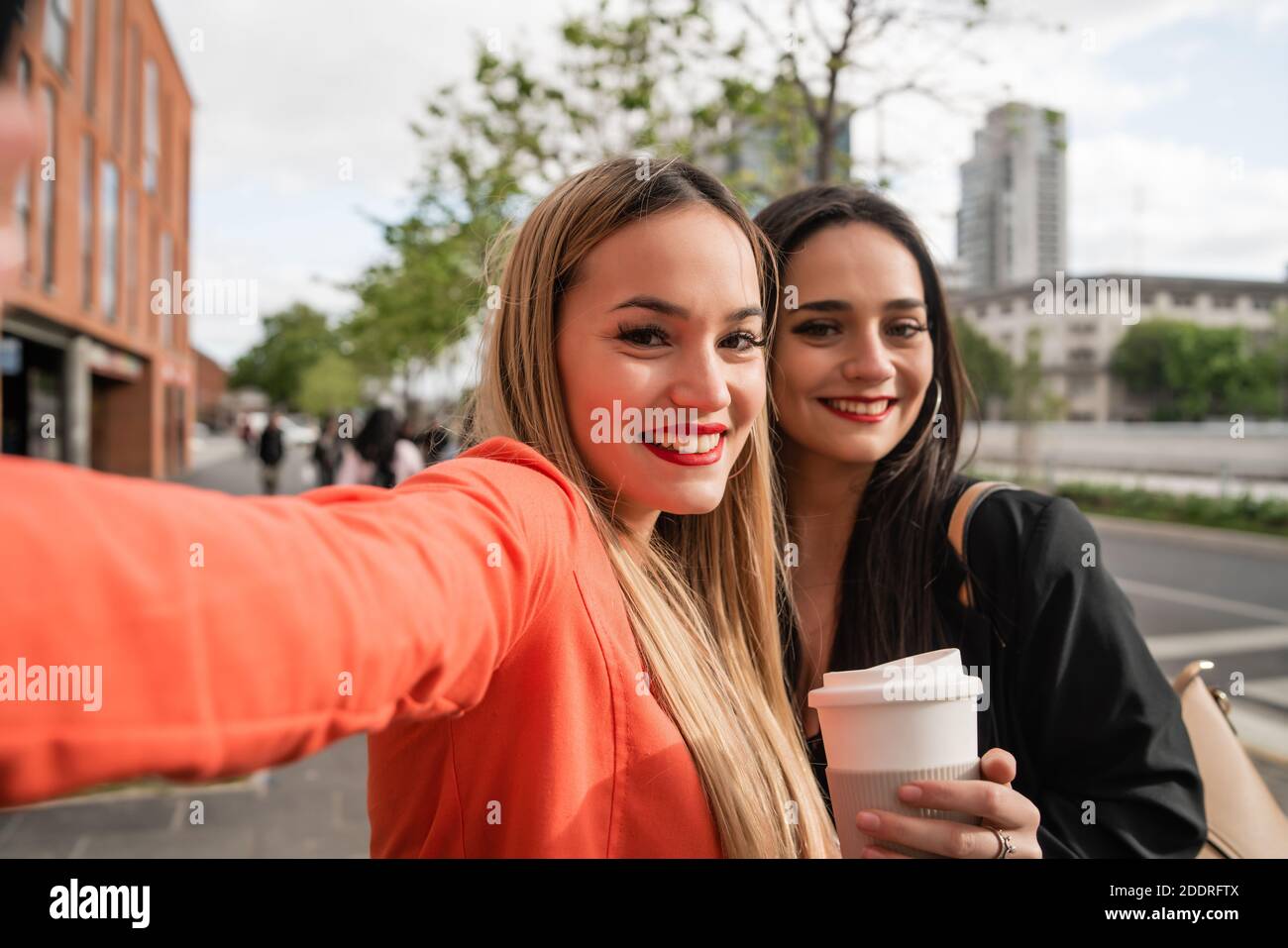 Due giovani amici che prendono un selfie all'aperto. Foto Stock