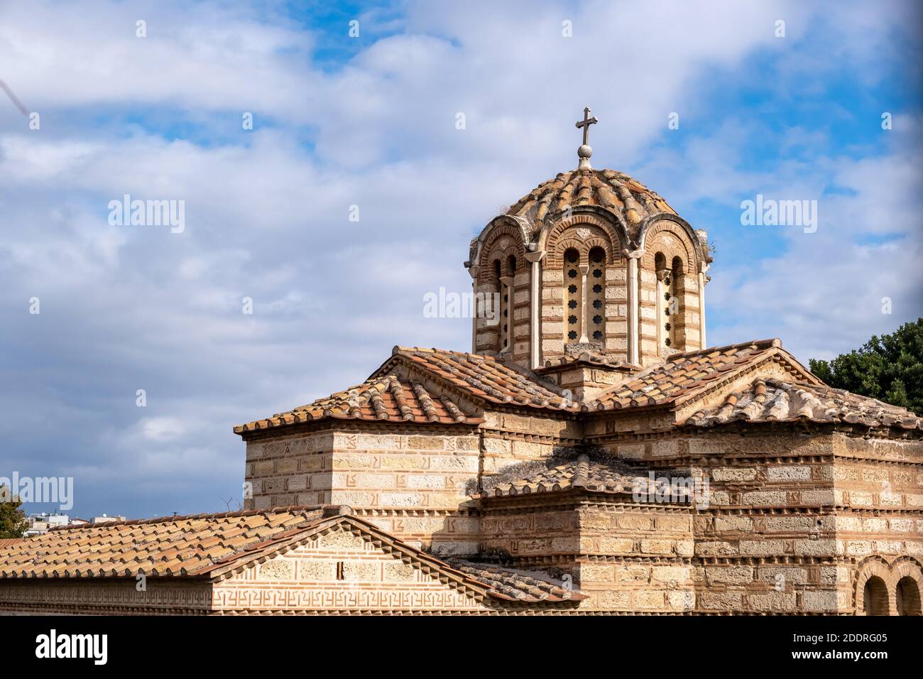 Chiesa greco-ortodossa ad Atene, Grecia. Aghios Athanasios chiesa parte superiore nella zona di Thissio, blu cielo nuvoloso sfondo Foto Stock