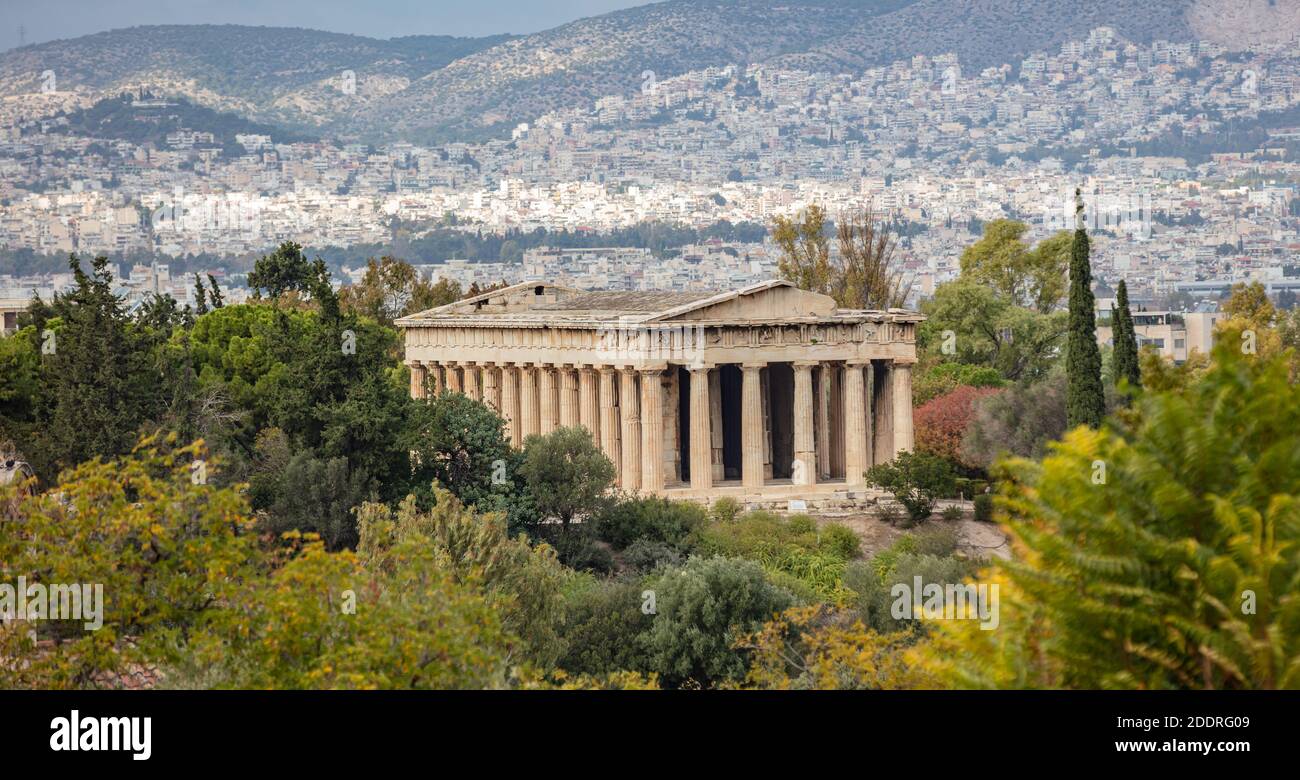 Hefaestus antico tempio, Atene paesaggio urbano e cielo nuvoloso sfondo. Grecia Foto Stock
