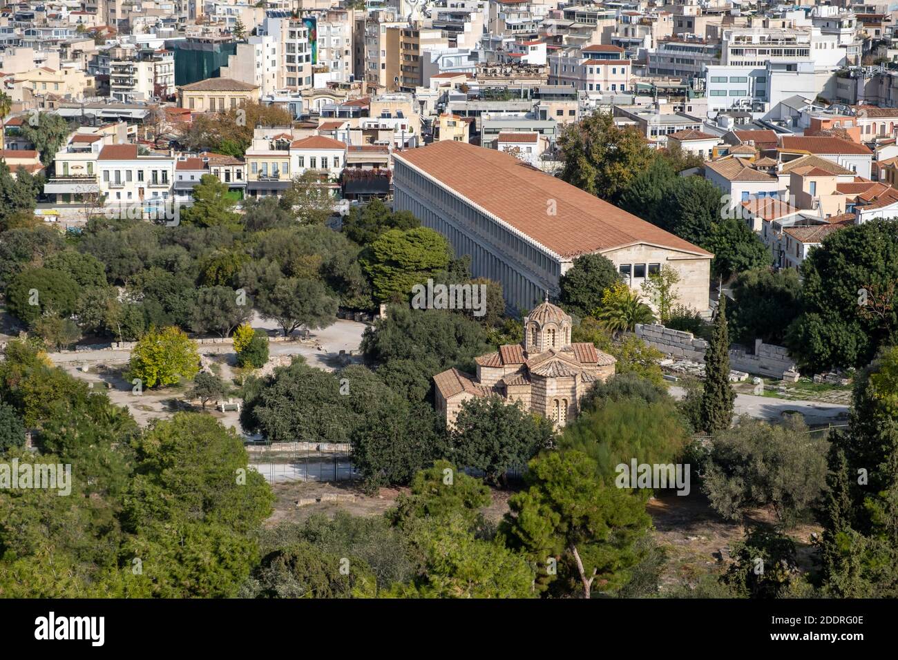 Antico tempio di Efesto e chiesa greco-ortodossa, sfondo urbano di Atene. Vista dalla collina di Areopagus., Grecia Foto Stock
