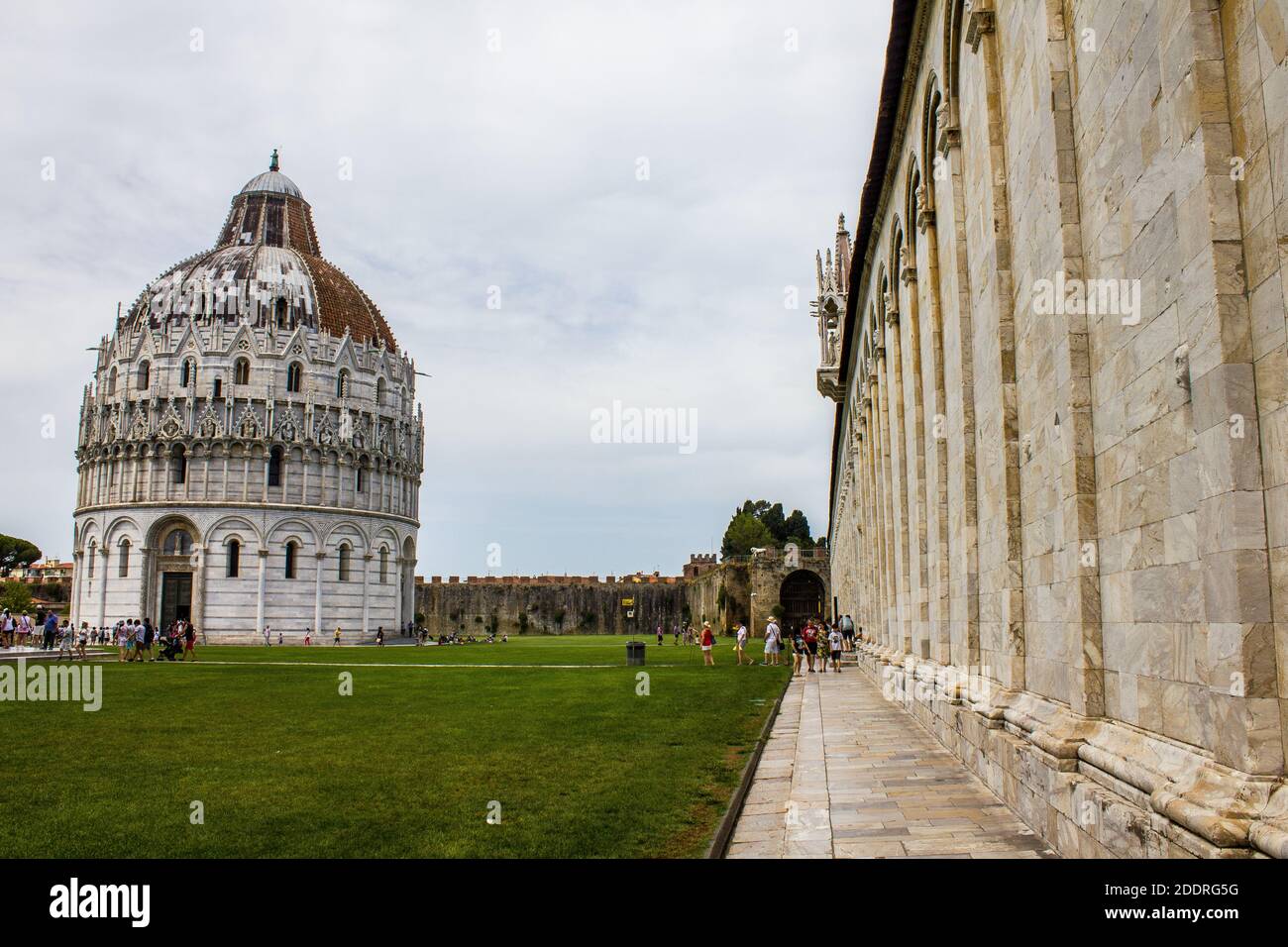 Pisa, Italia - 9 luglio 2017: Vista dei turisti, Battistero di San Giovanni e campo Santo (Cimitero Monumentale) in Piazza dei Miracoli Foto Stock