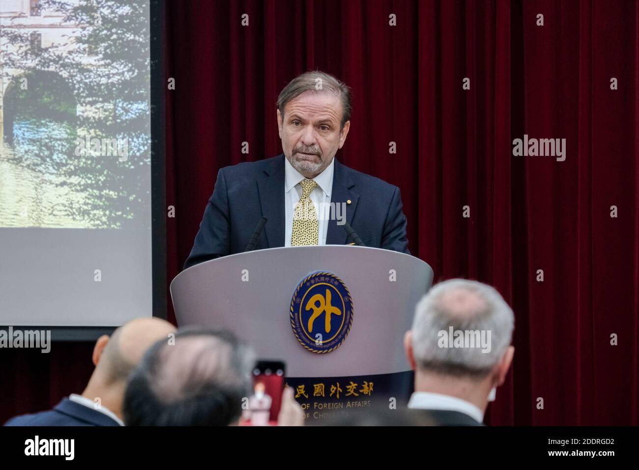 Il presidente della Camera di Commercio europea di Taiwan Giuseppe Izzo ha parlato durante una conferenza stampa al lancio internazionale del programma di internship internazionale Taiwan-francese (vie). Foto Stock