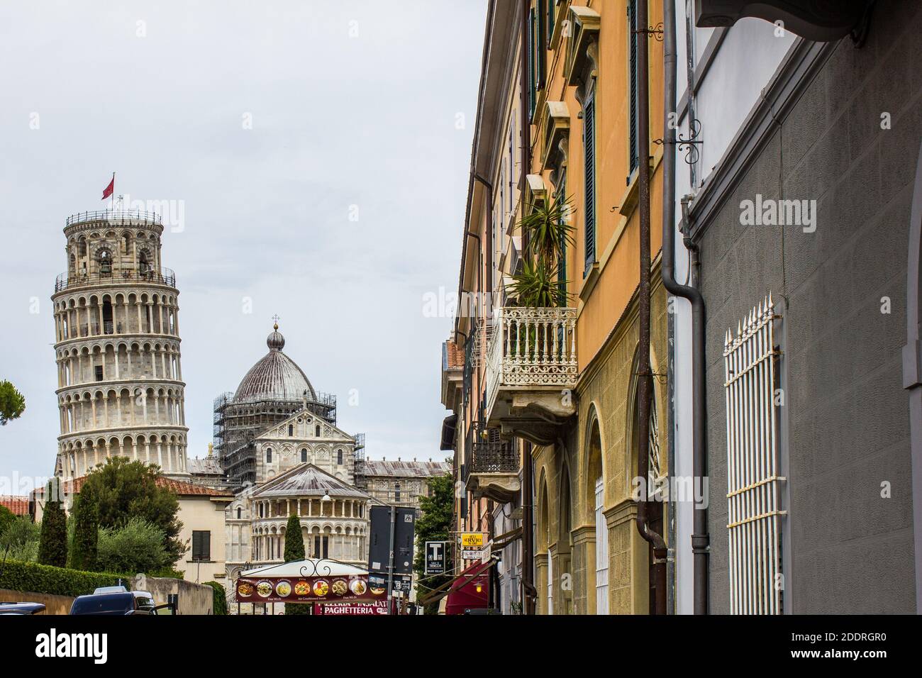 Pisa, Italia - 9 luglio 2017: Veduta della Cattedrale di Pisa e della Torre Pendente nel centro della città Foto Stock