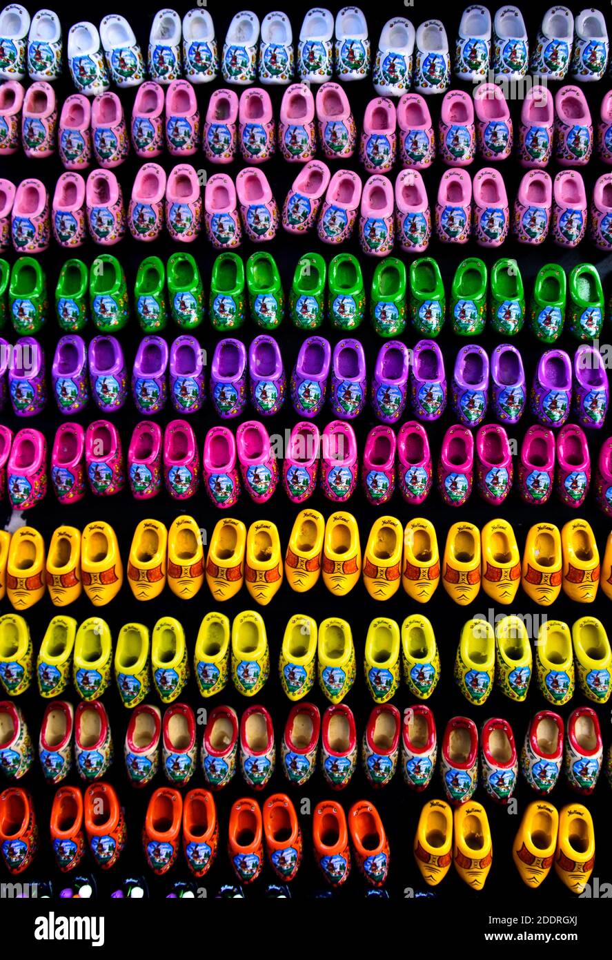 Magneti per frigoriferi di piccoli zoccoli di legno colorati ad Amsterdam, Olanda, Paesi Bassi su sfondo nero. Un tipico souvenir dei Paesi Bassi Foto Stock