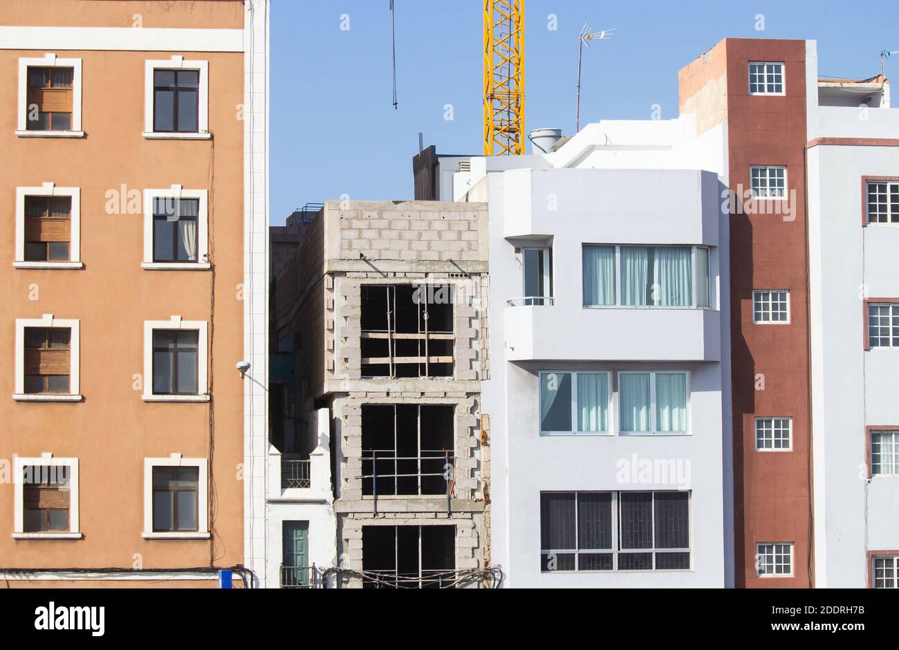 Edificio stretto in costruzione in Spagna Foto Stock