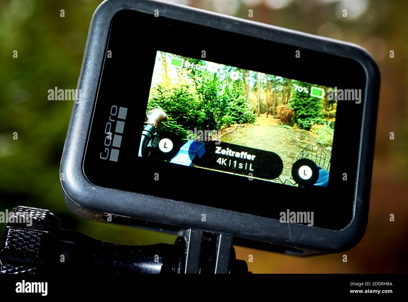 Action camera GoPro Hero 8 nera, primo piano della vista posteriore della piccola actioncam, installata su una testa a sfera a Gifhorn, Germania, 17 novembre 2020 Foto Stock