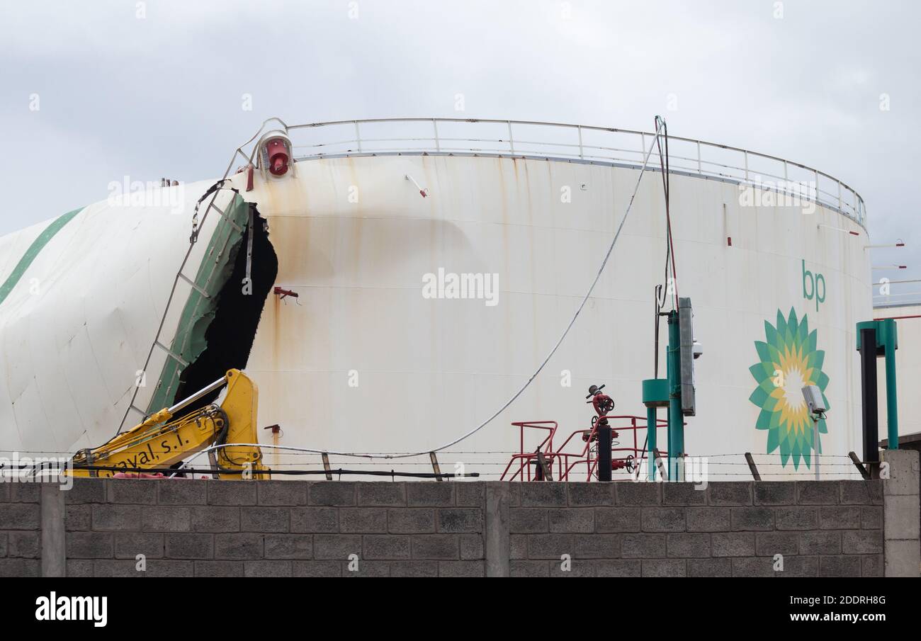 Carburante BP, serbatoio di stoccaggio dell'olio in fase di demolizione. Foto Stock