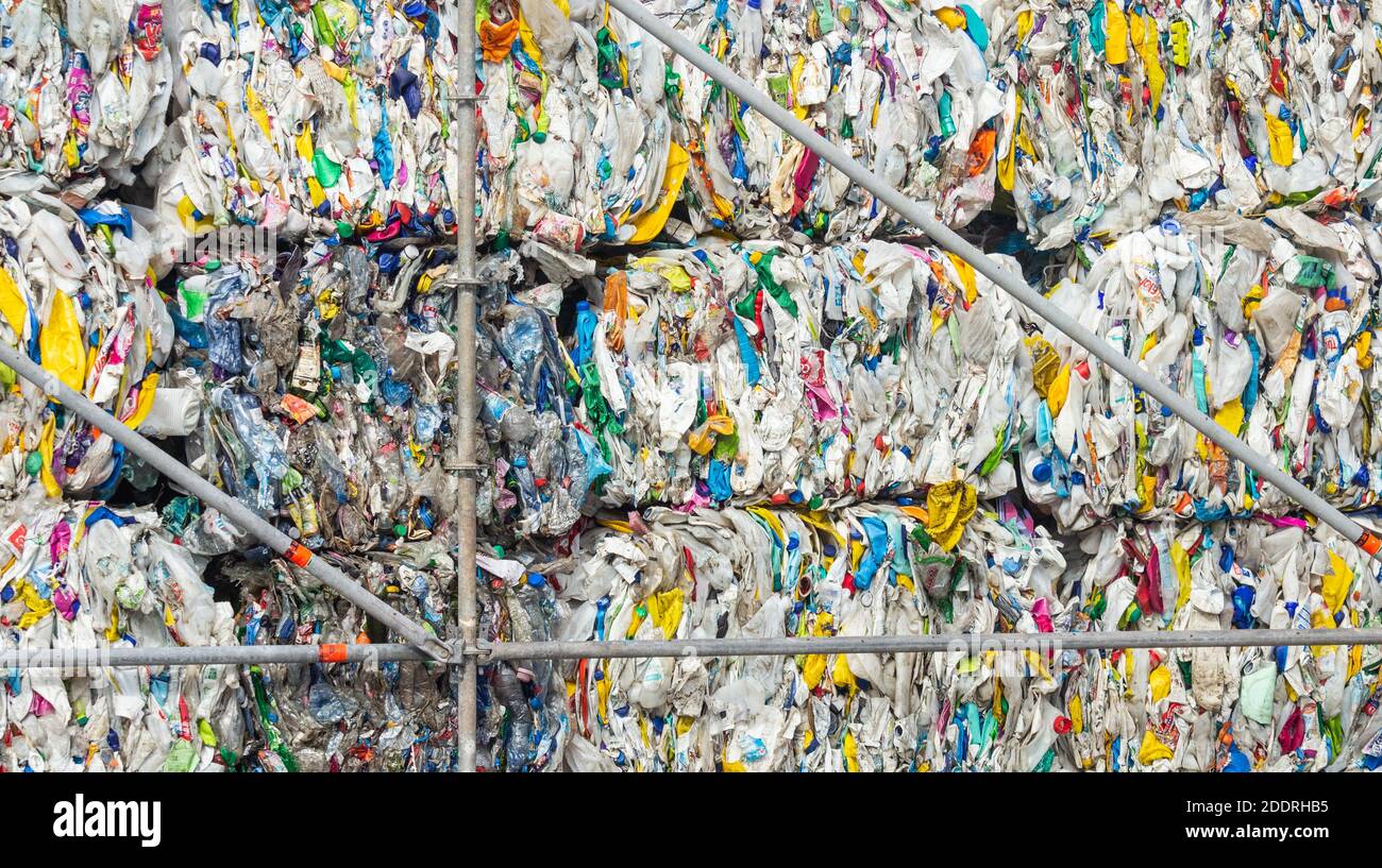 Rifiuti di plastica, parte di una mostra per evidenziare l'uso quotidiano di prodotti di plastica. Foto Stock