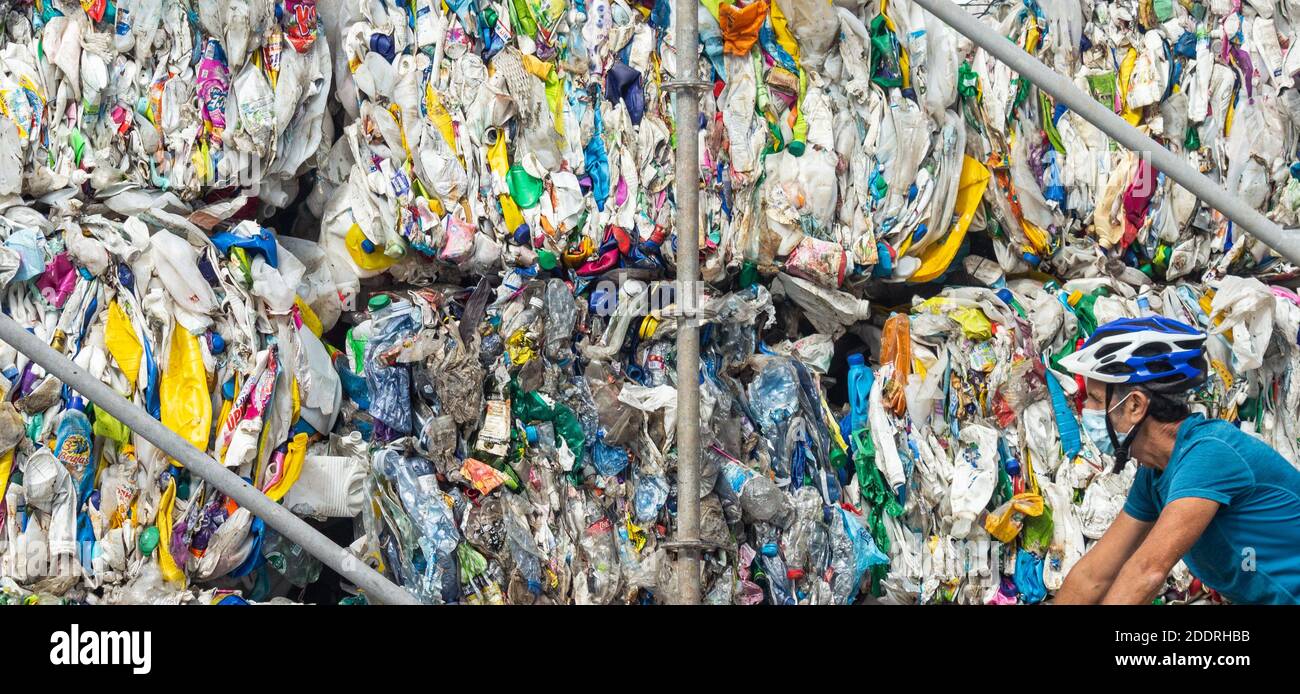 Rifiuti di plastica, parte di una mostra per evidenziare l'uso quotidiano di prodotti di plastica. Foto Stock