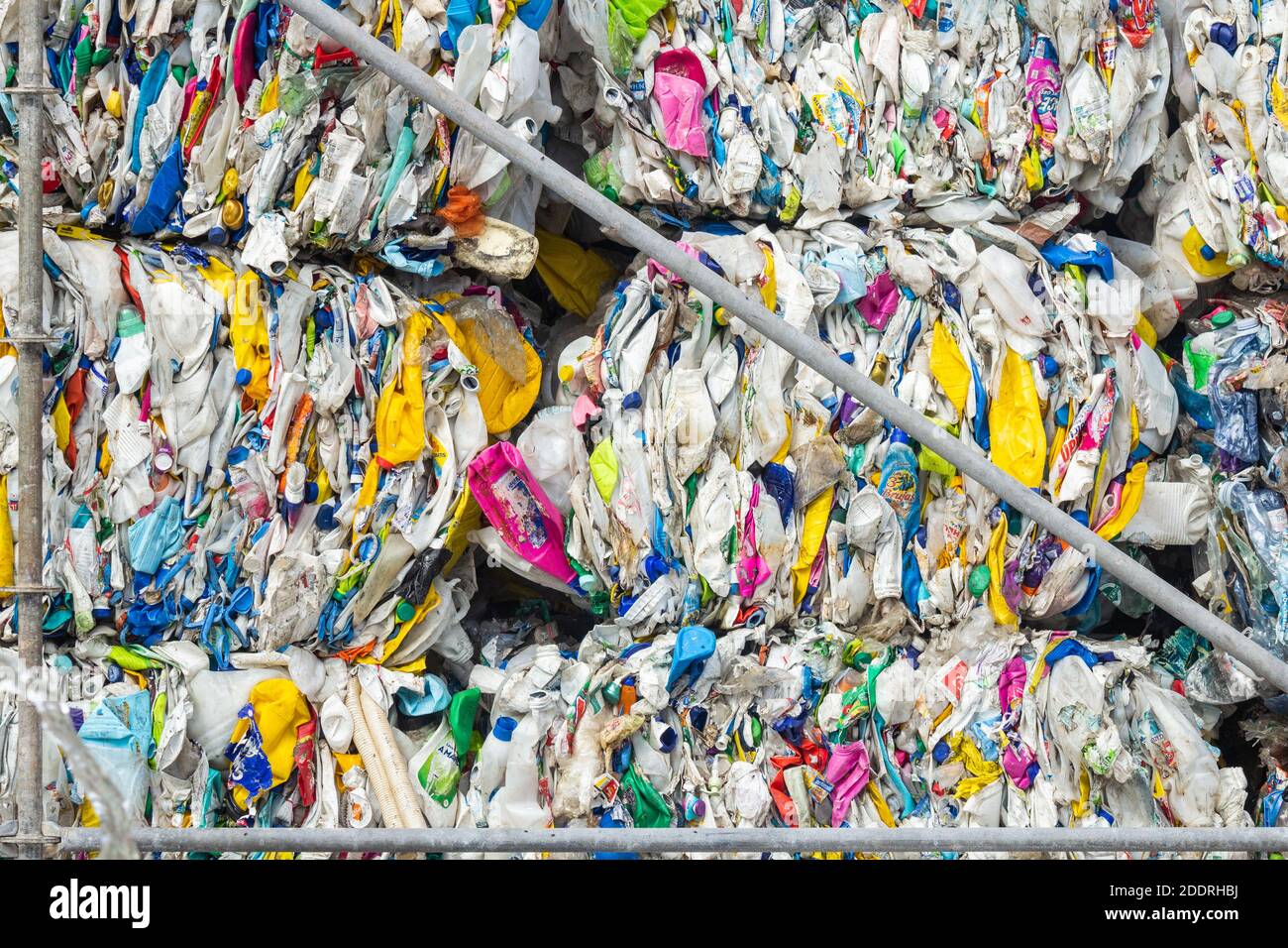 Rifiuti di plastica, parte di una mostra per evidenziare l'uso quotidiano di prodotti di plastica. Foto Stock