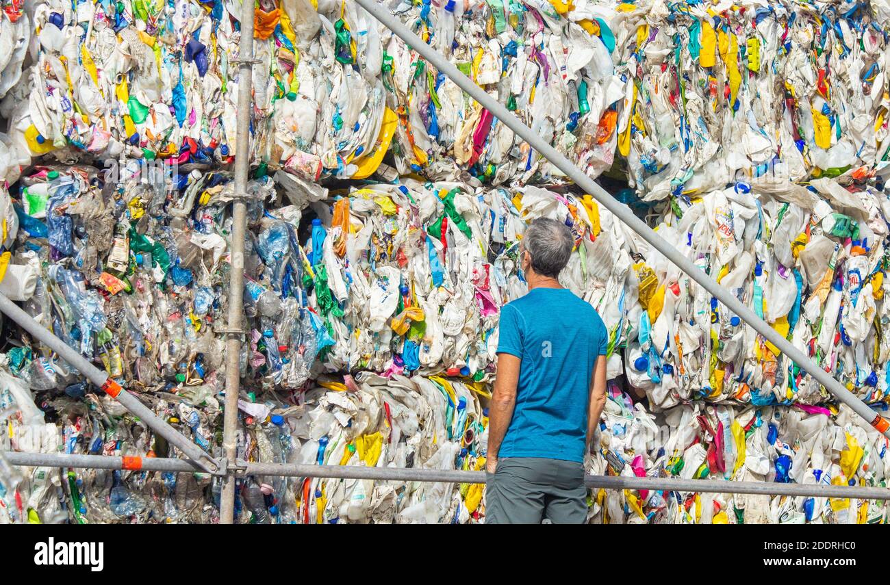 Rifiuti di plastica, parte di una mostra per evidenziare l'uso quotidiano di prodotti di plastica. Foto Stock
