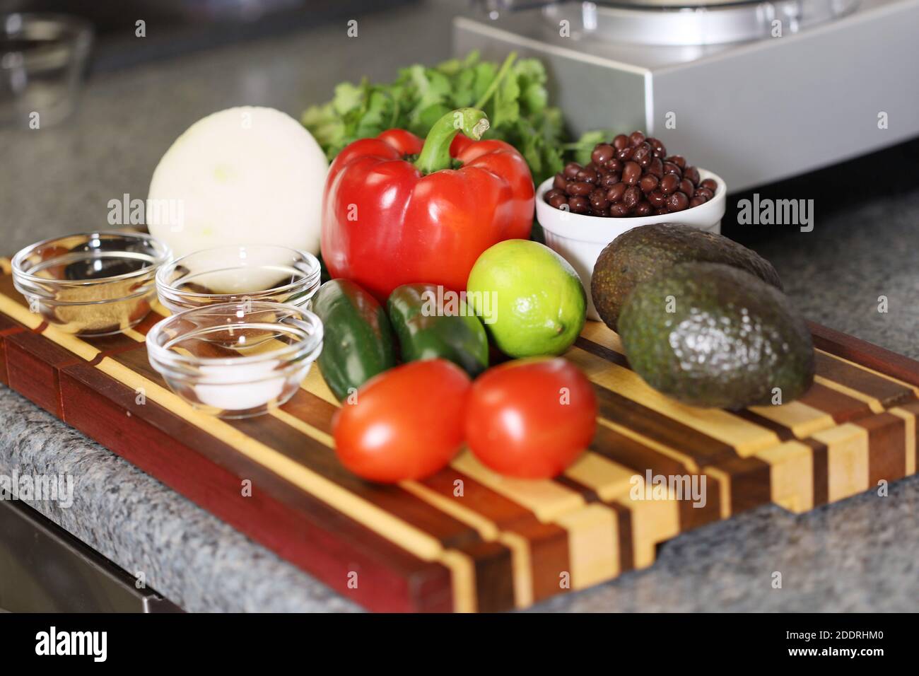 Salsa di fagioli neri speziati con avocado Foto Stock