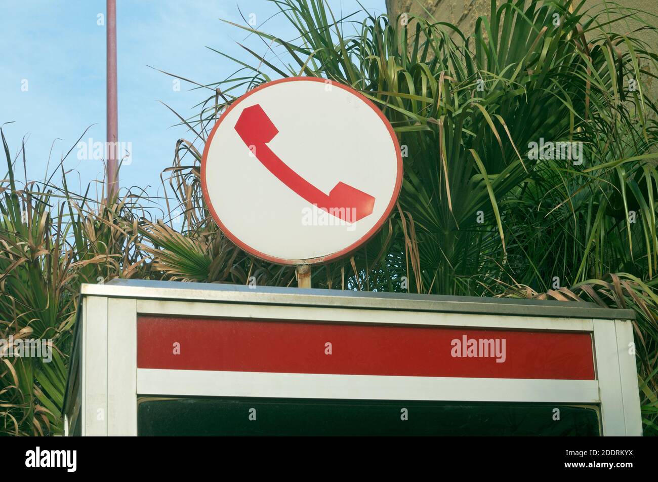 La parte superiore di una vecchia scatola telefonica in Italia Foto Stock