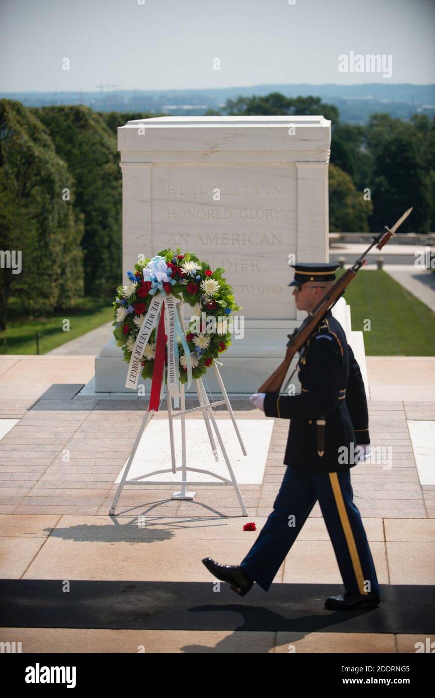 Il presidente della Korean War Veterans Association, Inc. Larry Kinard e l'ambasciatore della Repubblica di Corea Ahn ho-Young hanno deposto una corona alla tomba del Milite Ignoto nel cimitero nazionale di Arlington (20030251745). Foto Stock