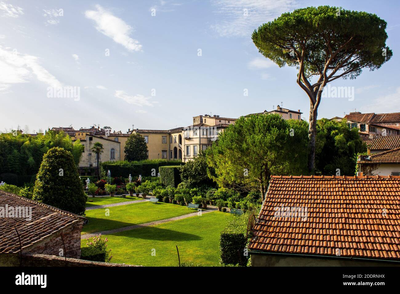 Lucca, Italia - 9 luglio 2017: Vista del Palazzo Pfanner e del Giardino dalle Mura cittadine Foto Stock