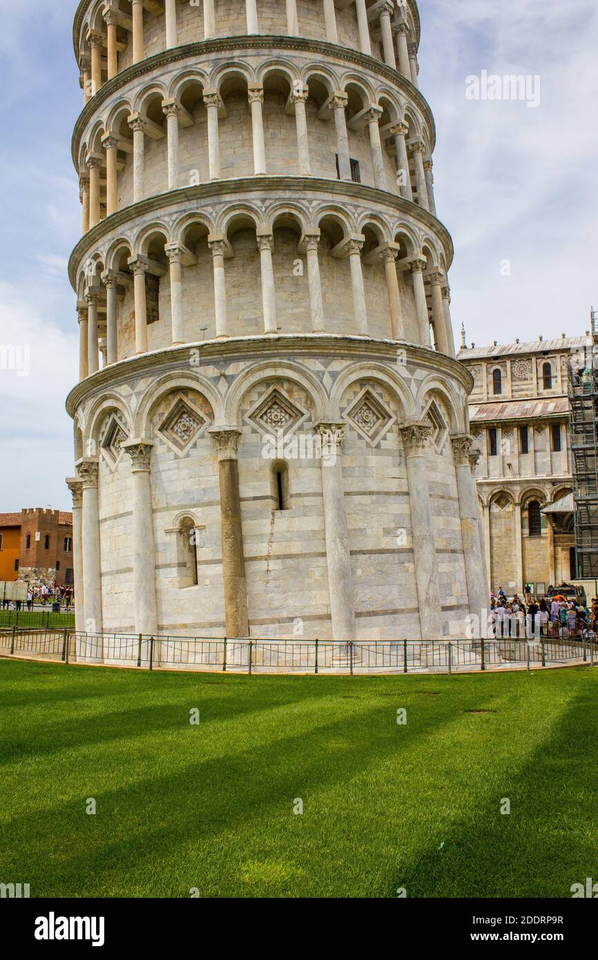 Pisa, Italia - 9 luglio 2017: Veduta della Torre Pendente di Pisa e dei turisti in Piazza dei Miracoli in una giornata estiva Foto Stock