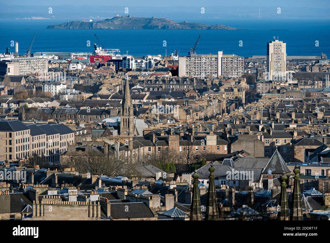 Guardando a nord da Calton Hill sui tetti di Leith a Inchkeith isola nel Firth of Forth, Edimburgo, Scozia, Regno Unito. Foto Stock