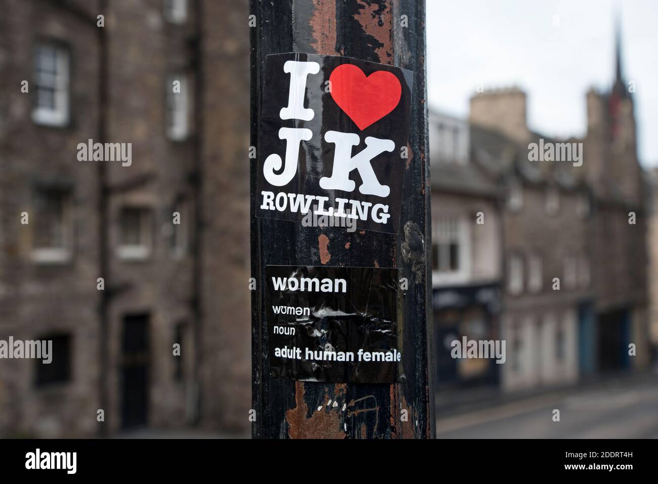 I Heart J K Rowling adesivo su un post all'esterno di Greyfriars Kirkyard, da cui è nata l'ispirazione per i nomi di alcuni dei personaggi di Harry Potter. Foto Stock