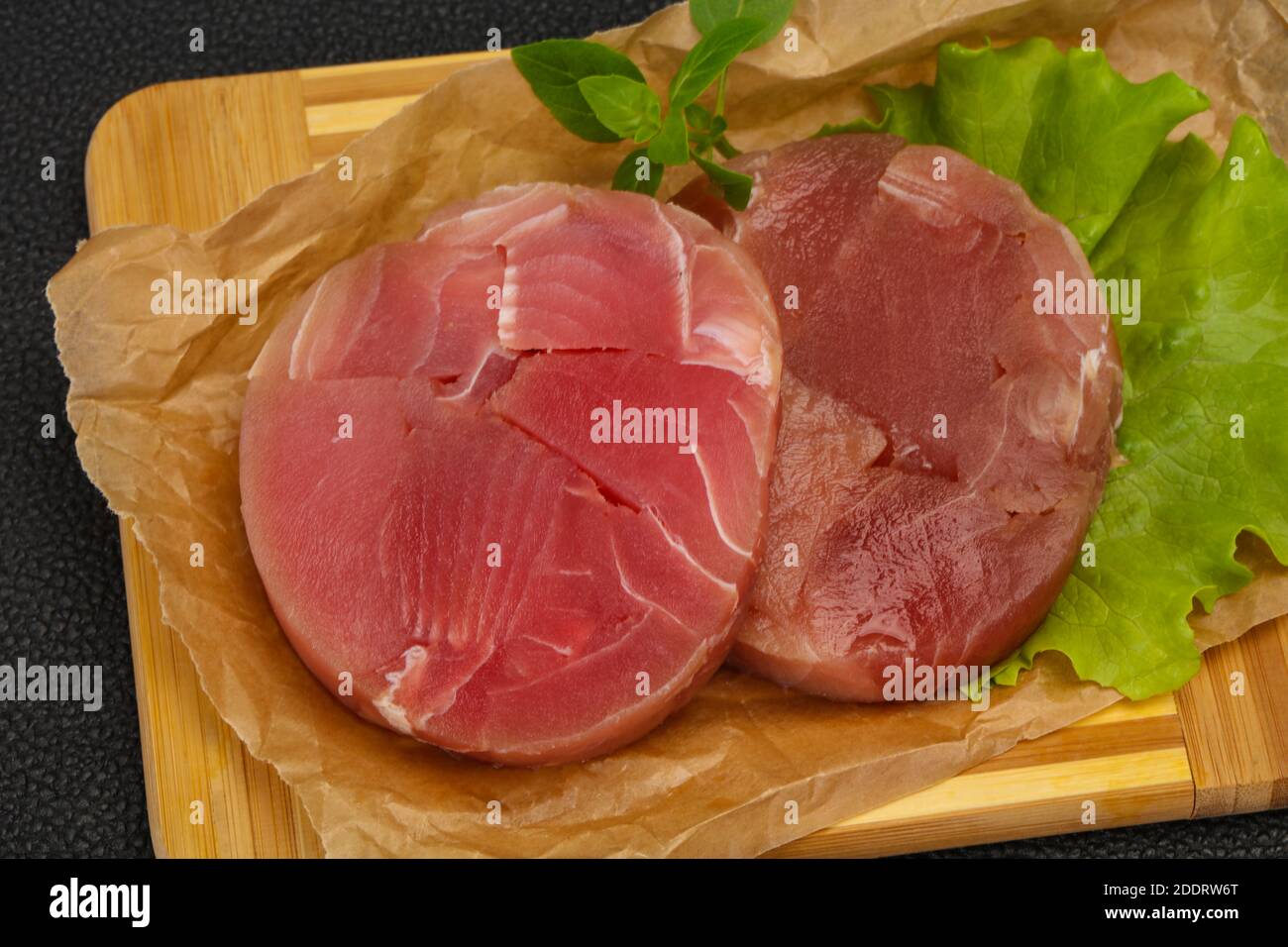 Tonno crudo round steak pronto per il grill Foto Stock