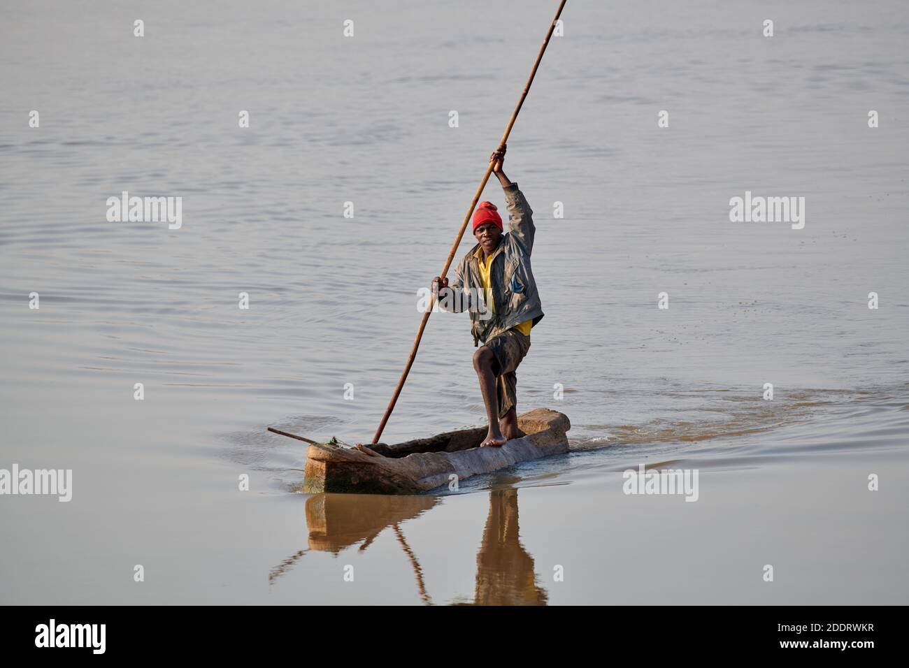 Pescatore locale sulla sua barca di dugout sul fiume Luangwa del sud, il parco nazionale di Luangwa del sud, Mfuwe, Zambia, Africa Foto Stock