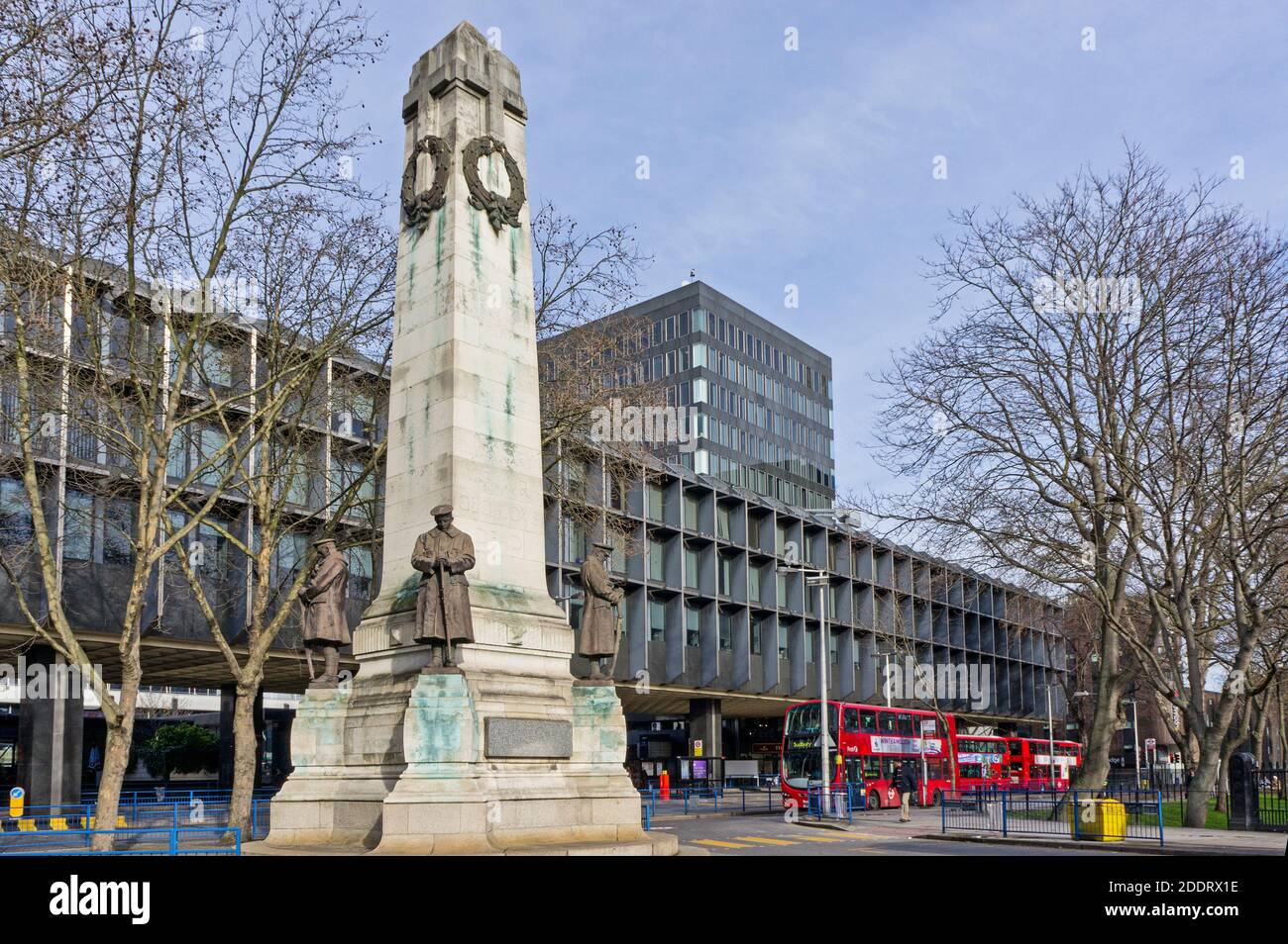 Londra e North Western Railway War Memorial fuori dalla stazione ferroviaria di Euston, Londra, Regno Unito Foto Stock