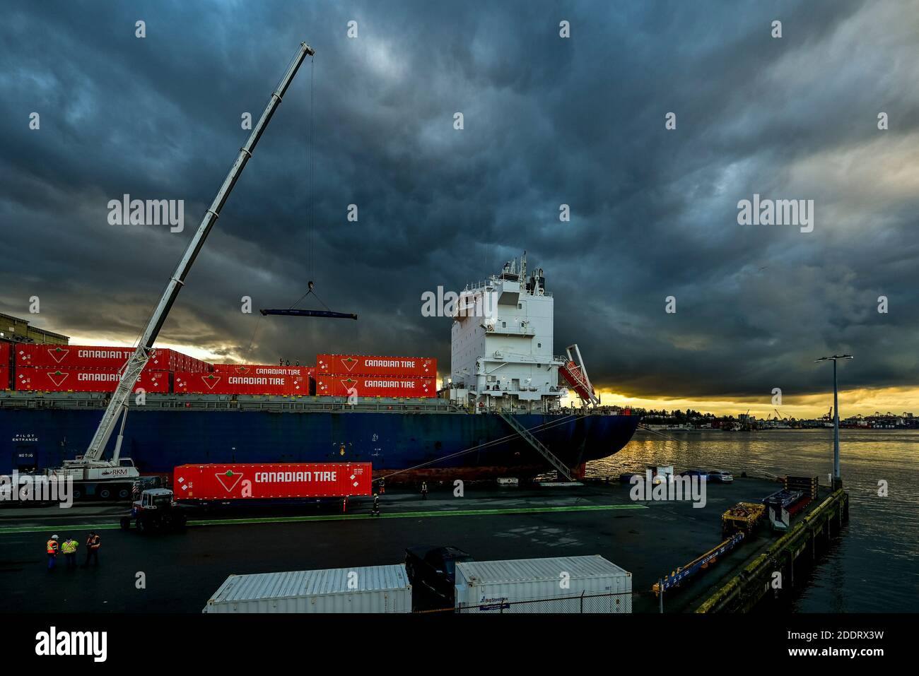 Nave che scarica Canadian Tire Container Crates, Lynnterm Terminal, Porto di Vancouver, North Vancouver, British Columbia, Canada Foto Stock