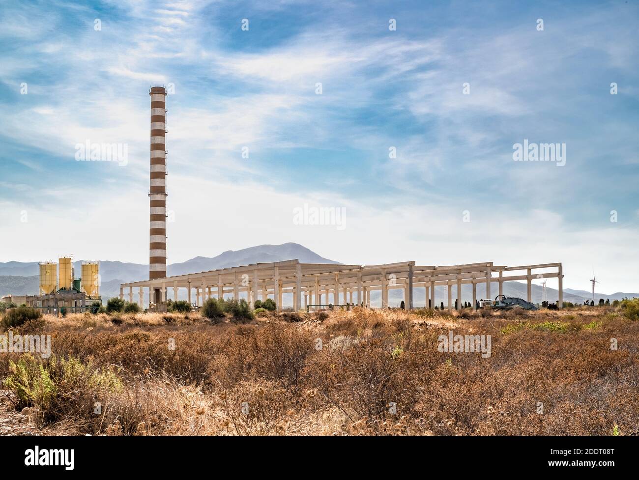 Enorme stabilimento industriale incompiuto nei pressi di Cagliari, Sardegna, Italia. Foto Stock